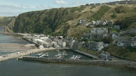 vista aérea de la ciudad de los jardines en la costa de aberdeenshire en un día de verano