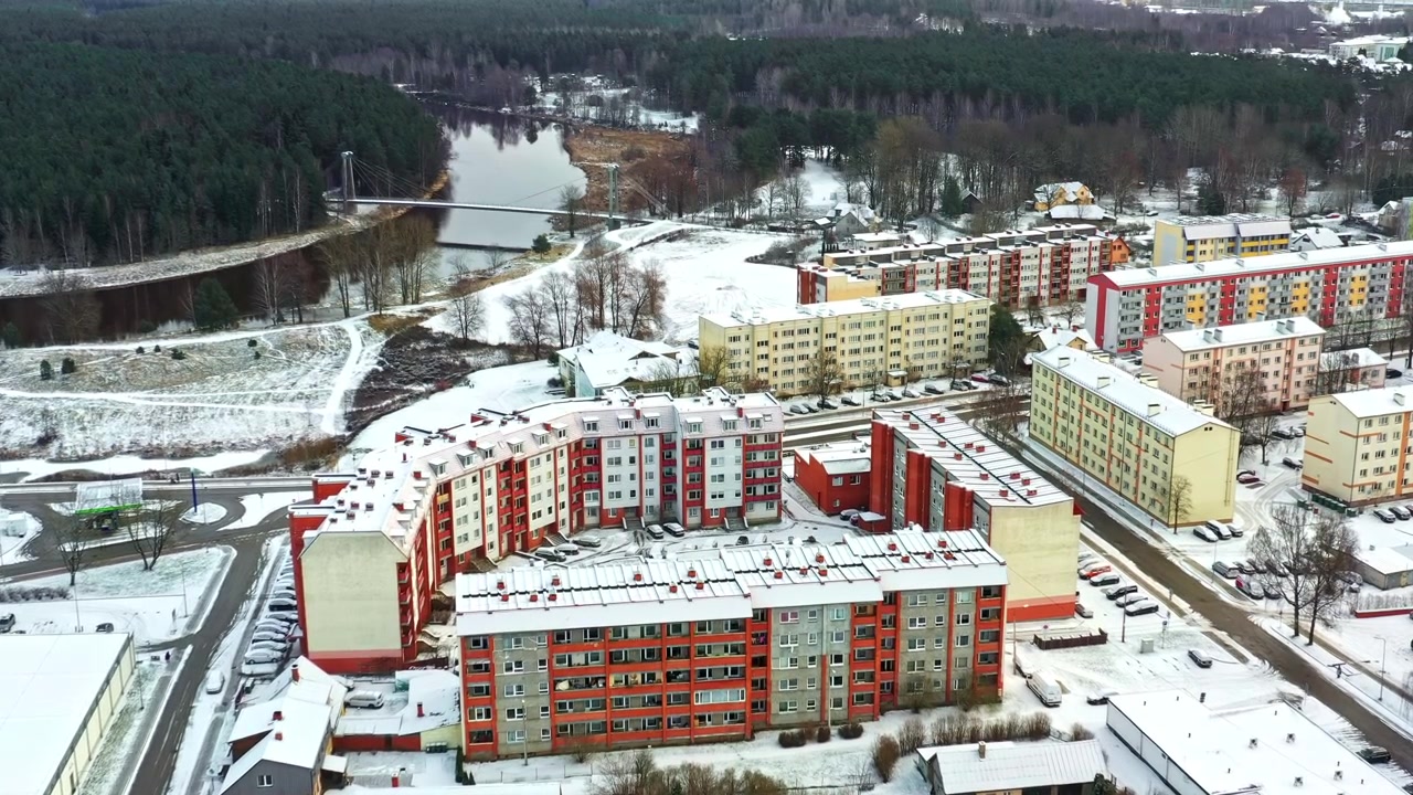 Yleiskuva kaupungista, jossa kerrostalot ovat lumen peitossa talvella, ilmakuva.