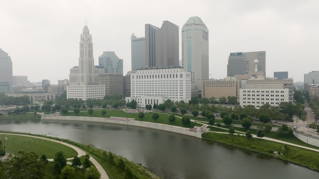 안개와 연기가 가득한 날에 콜럼버스 오하이오의 공중 뷰 - scioto 강 위로 접근