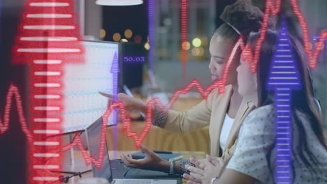 animación del procesamiento de datos financieros sobre diversas mujeres empresarias en la oficina