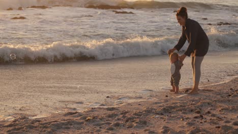 Mutter-Und-Kleiner-Junge-Spielen-Am-Strand-4k