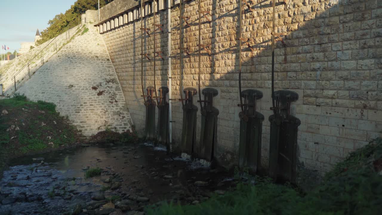 강의 넘치는 흐름 감시 및 해결책