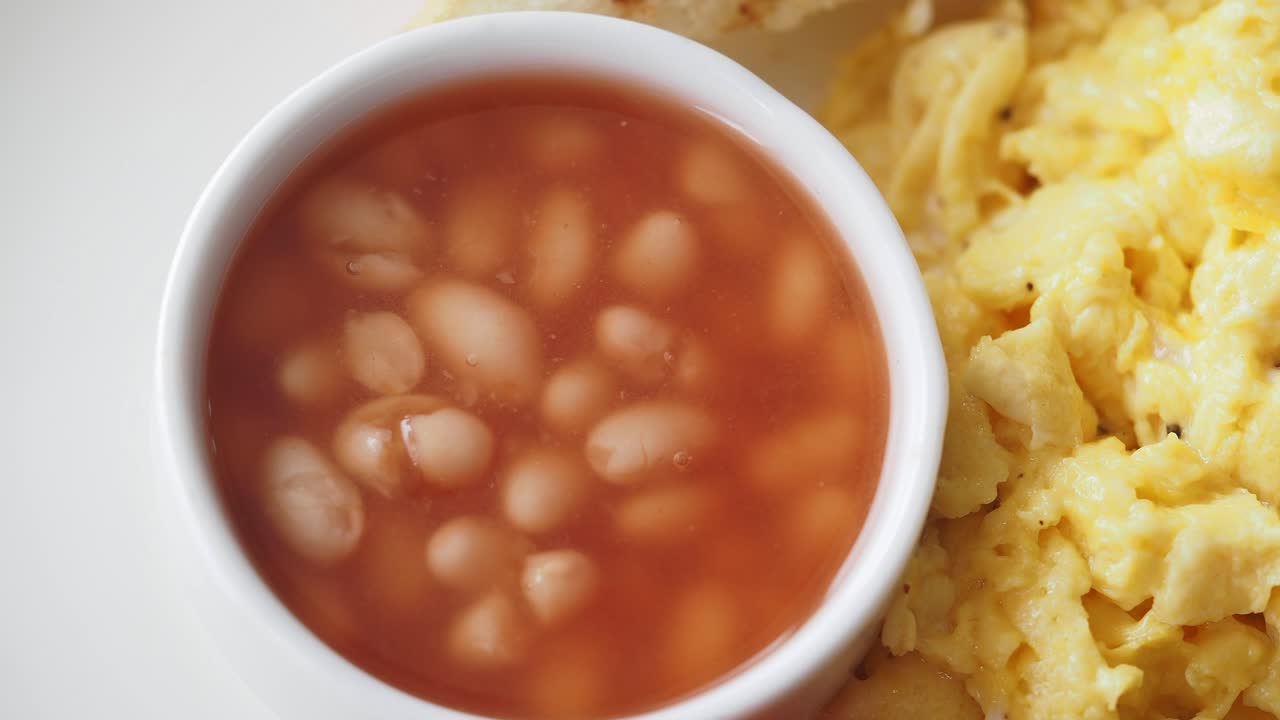 huevos revueltos y frijoles al horno desayuno
