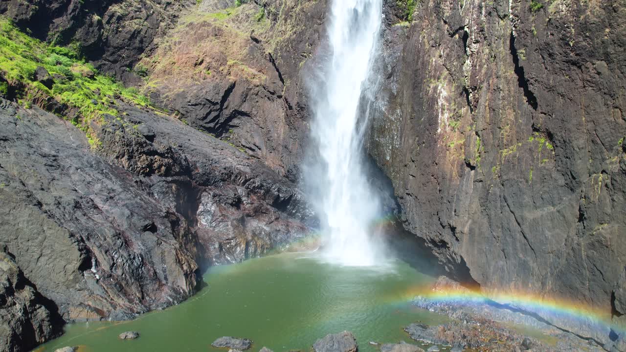 video de drones de 4k de las cataratas de wallaman en el fondo de la cascada