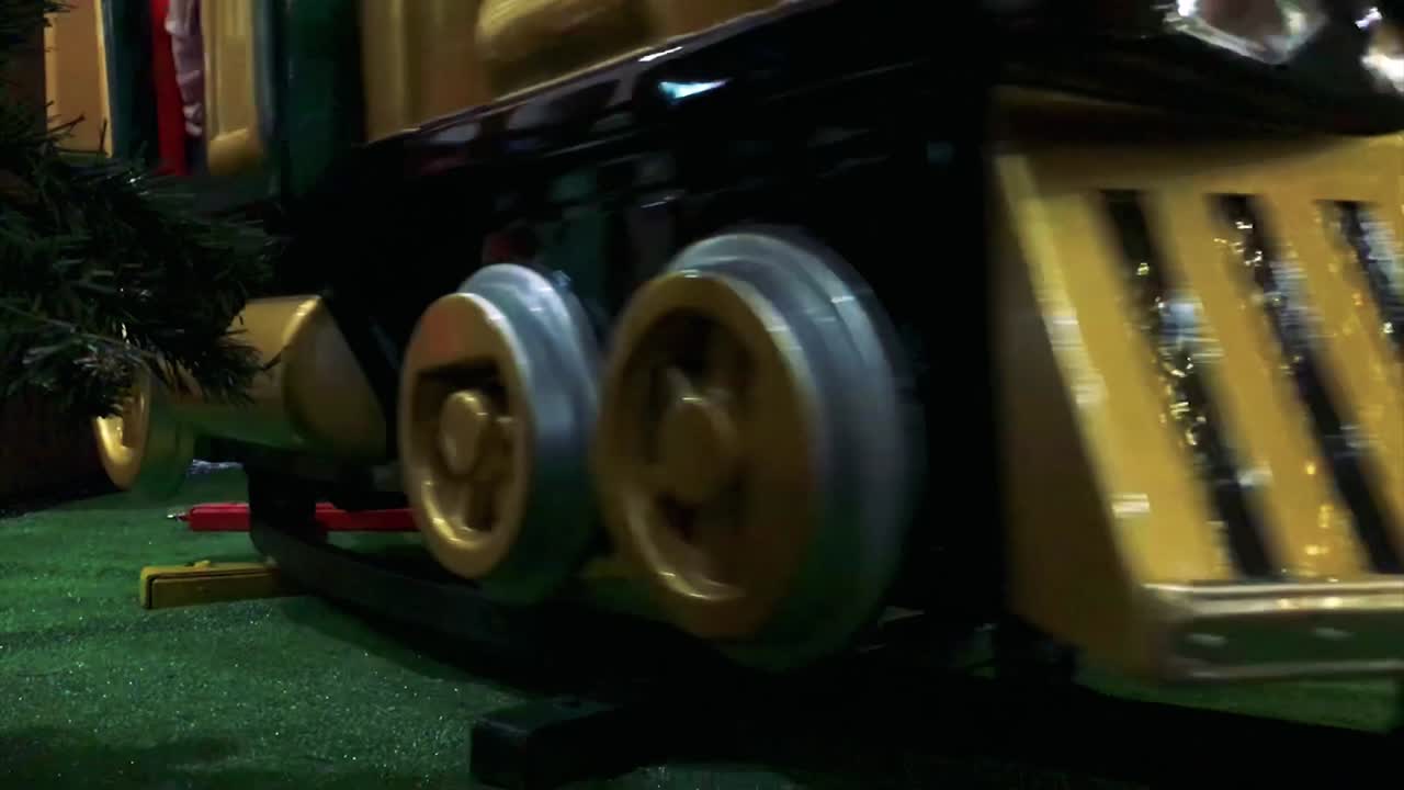 조명과 크리스마스 장식으로 카메라를 향해 다가오는 크리스마스 기차의 클로즈업 영상