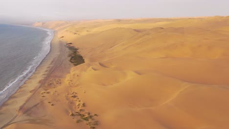 buena toma aérea alta sobre las vastas dunas de arena del desierto de namib a lo largo de la costa esquelética de namibia 1