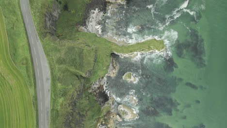 Carretera-De-La-Costa-De-Antrim-Sobre-Exuberantes-Acantilados-De-Irlanda-Del-Norte,-Cerca-De-La-Ciudad-De-Portrush