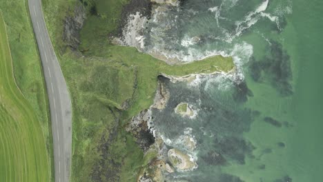 carretera costera de antrim en los exuberantes acantilados de irlanda del norte cerca de la ciudad de portrush