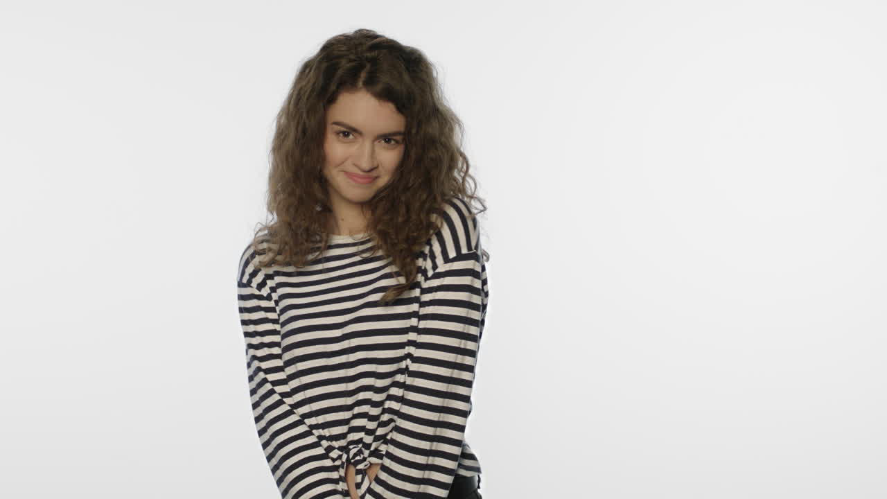 색 배경 에 수줍어 한 여자 의 초상화