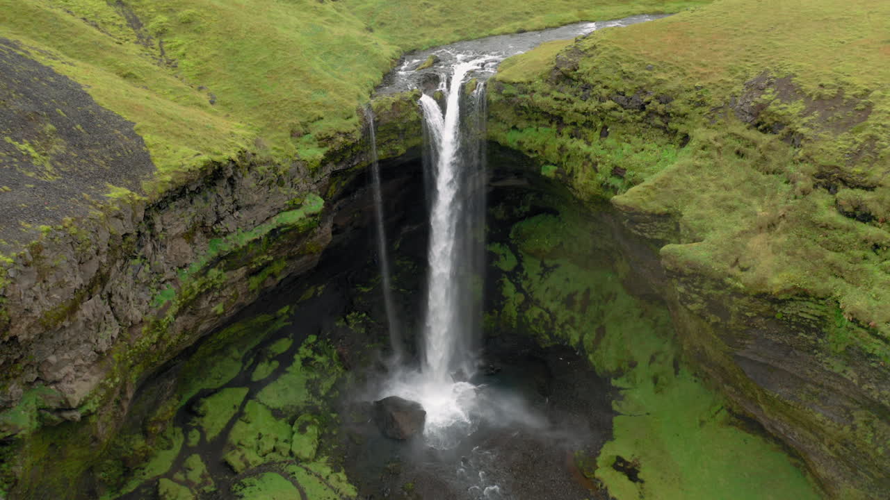antena: tiro de grúa de drones de la cascada de kvernufoss en islandia