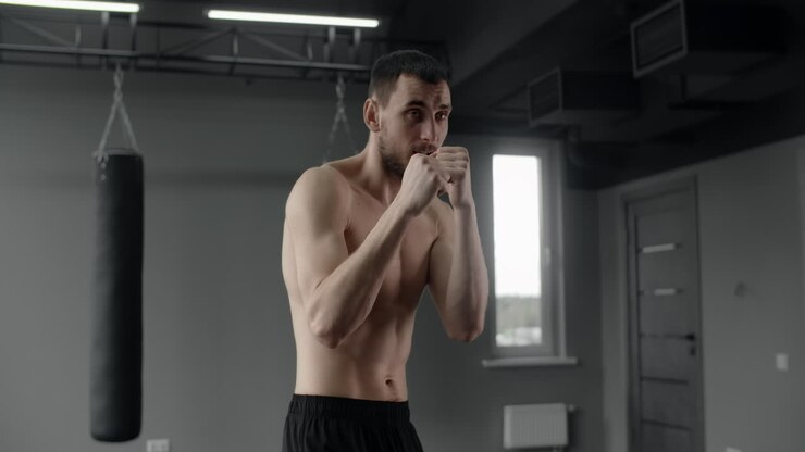 Uomo che fa allenamento di boxe in palestra