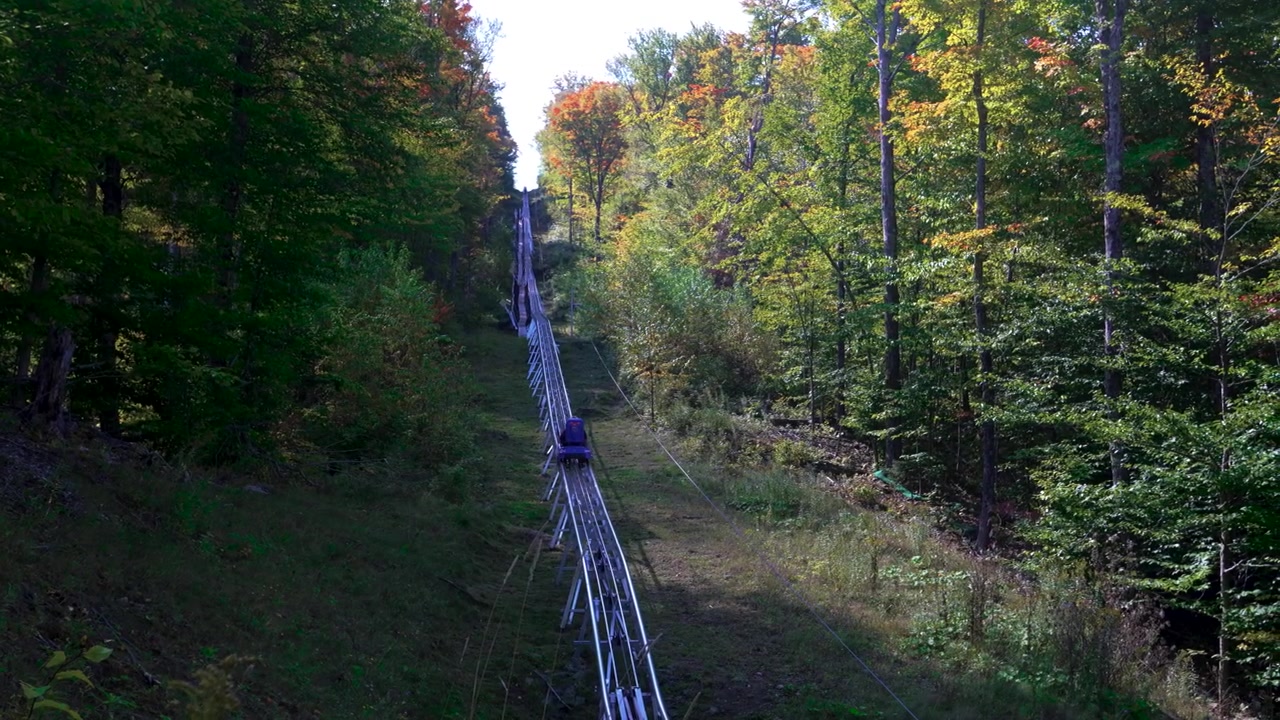 Cliffside Coaster stiger op ad Mount Von Hoevenberg i Adirondacks i det nordlige New York