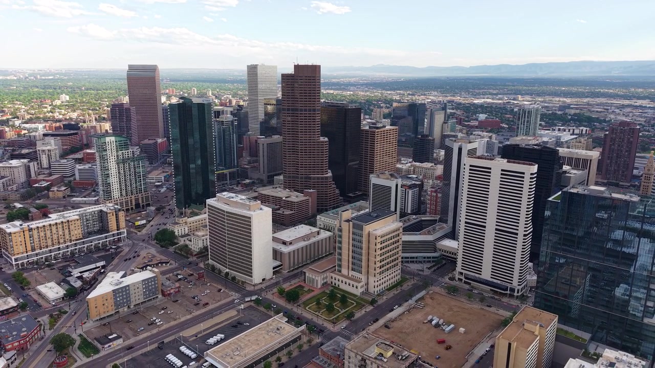 Ripresa con drone del centro di Denver, Colorado, USA, con grattacieli e torri del quartiere degli affari.