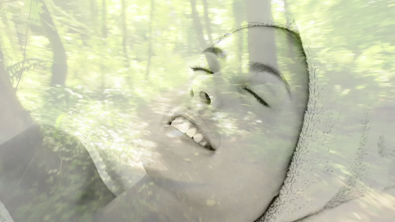 평화로운 숲길을 가로질러 미소 짓는 얼굴, 자연과 평온을 혼합하는