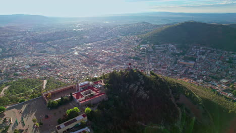 la cautivadora órbita del dron alrededor del cerro de la bufa de zacatecas, destacando el faro y ofreciendo impresionantes vistas de la ciudad de abajo