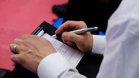 judge writing during a boxe fight