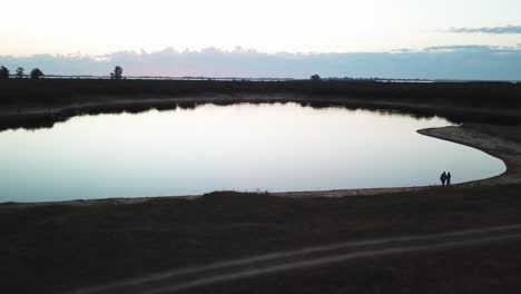 Vista-Aérea-Del-Crepúsculo-Sobre-El-Lago-Aseado-Santa-Fe,-Argentina