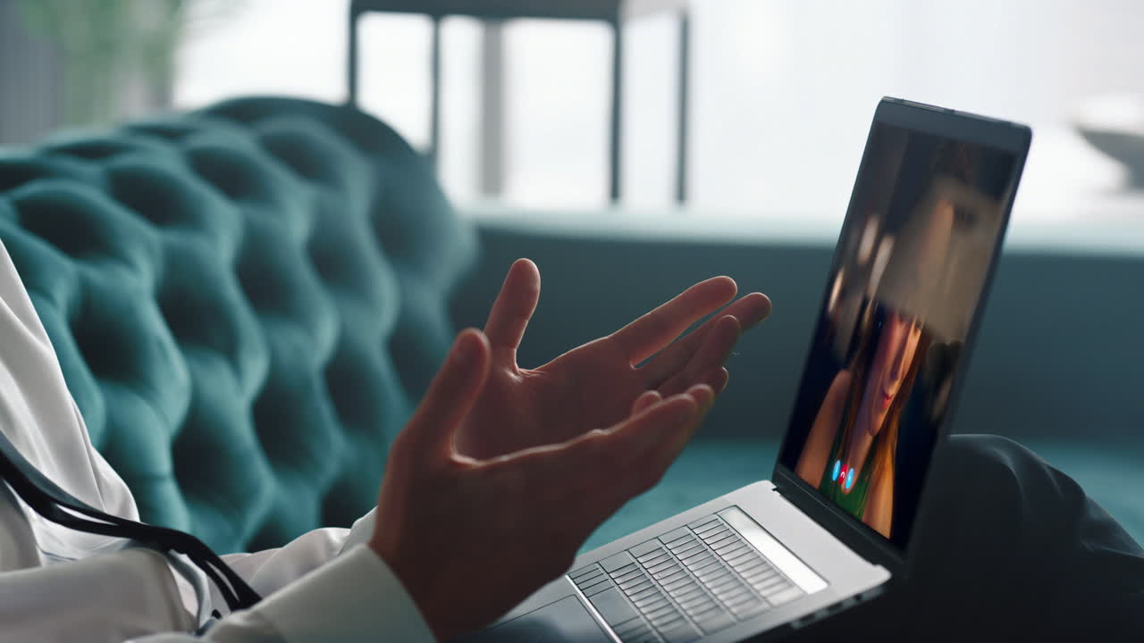 Chefe tem reunião virtual por videochamada no laptop em escritório de luxo, close-up