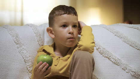 niño viendo una película