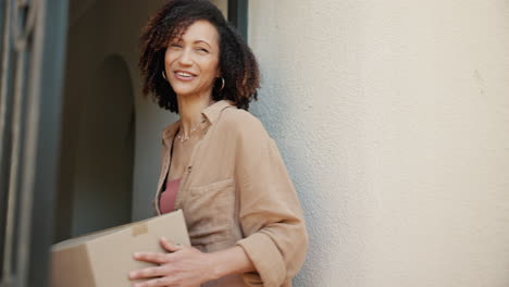 a woman receives a delivery package from a delivery man