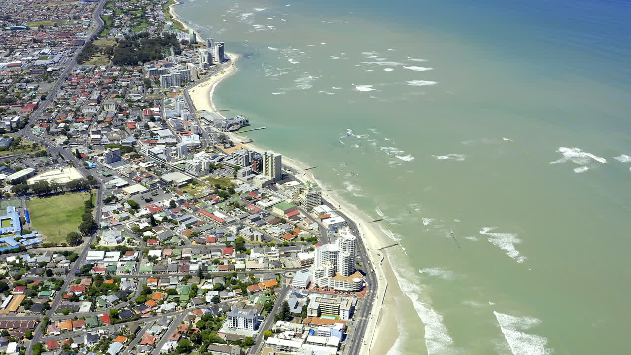 한쪽에는 도시가, 다른 쪽에는 바다가 있습니다.