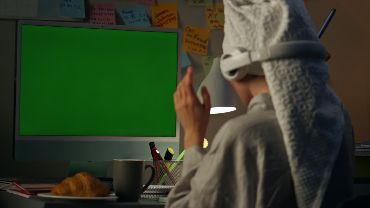 niña irreconocible escuchando música en casa de cerca. mujer moviéndose rítmicamente