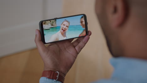 joven chateando en video usando un teléfono inteligente con amigos en vacaciones compartiendo experiencia de viaje divirtiéndose en vacaciones