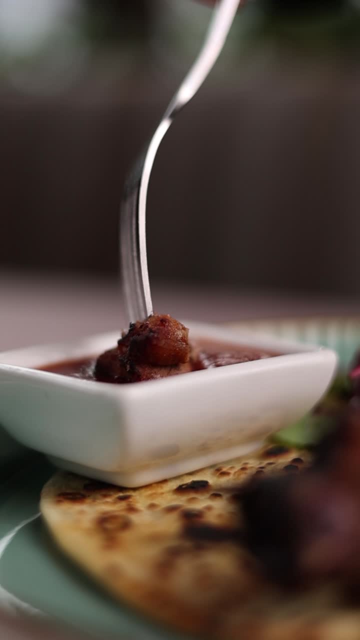 comiendo pollo tikka masala con naan