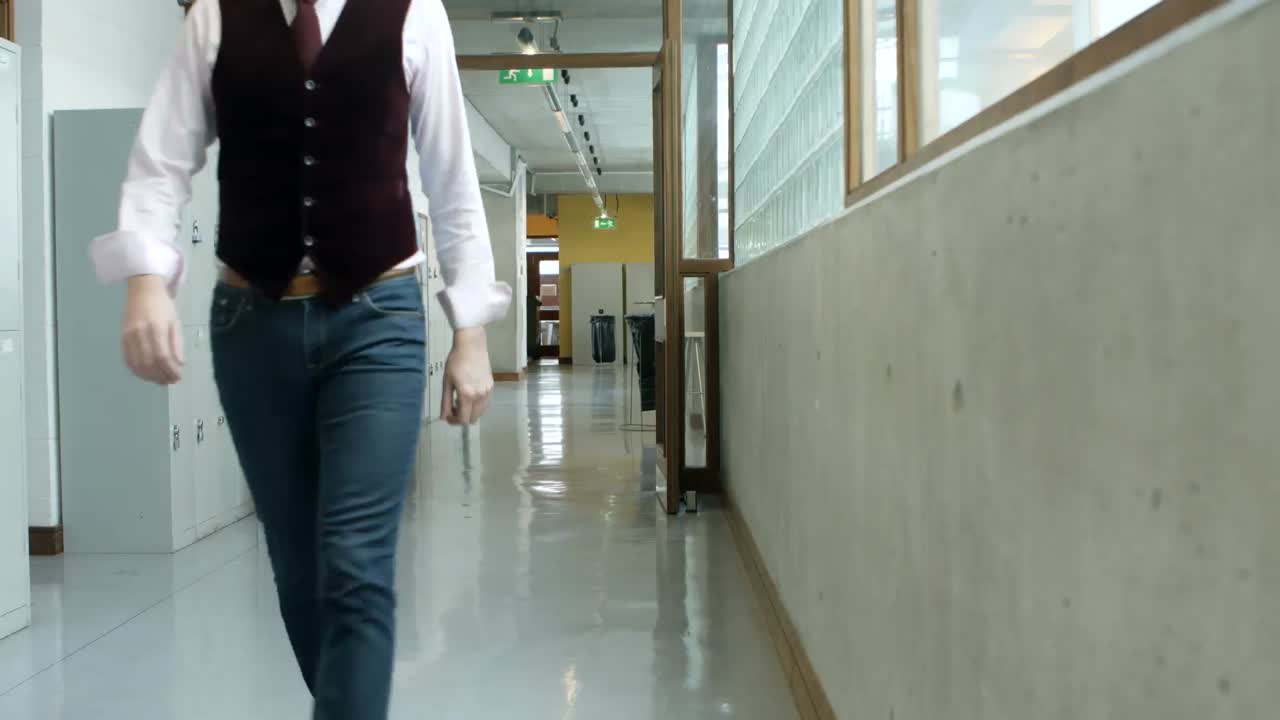 ejecutivo masculino caminando en el corredor 4k