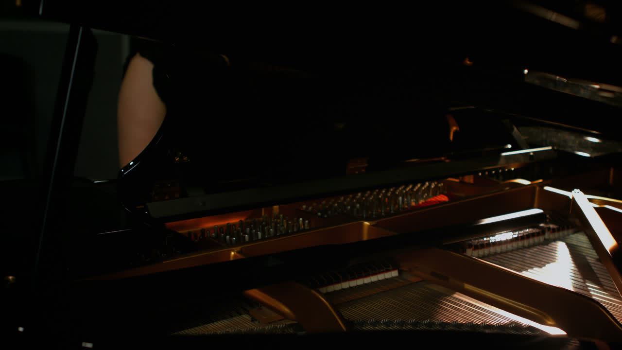 mujer tocando el piano