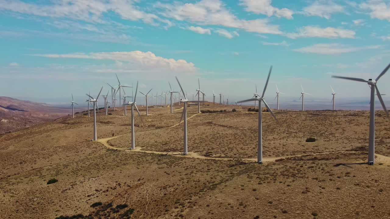 el parque eólico ubicado en la cima de la colina produce energía limpia y verde a partir de una fuente renovable