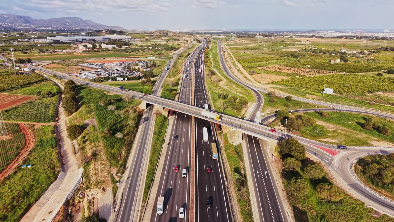 Vista aerea di svincolo autostradale trafficato con auto e camion