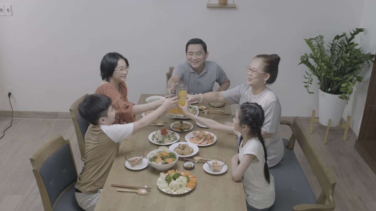 아시아 가족 건배.