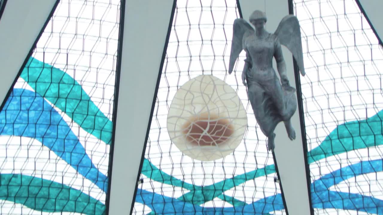 백그라운드에서 아파레시다 스테인드 글라스의 성모님의 수도권 대성당의 각도 조각상 세부 정보