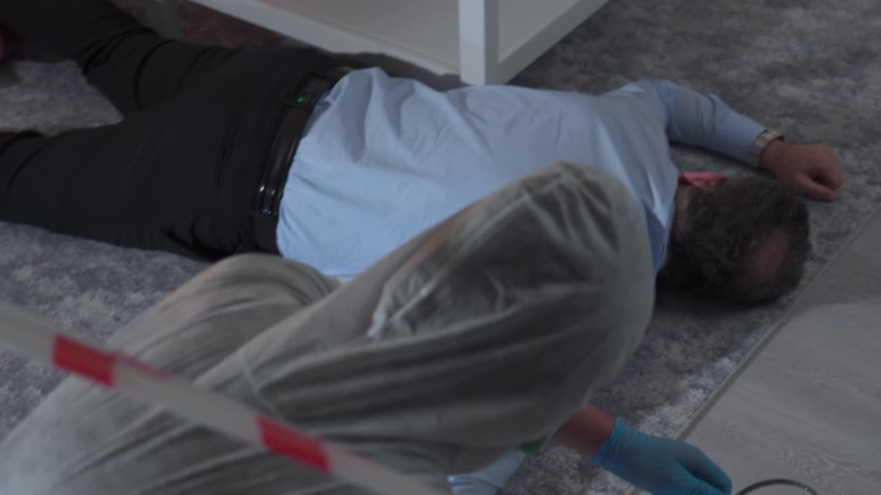 범죄학자는 범죄 현장의 증거를 조사합니다. 범죄 현장의 증거를 조사합니다.