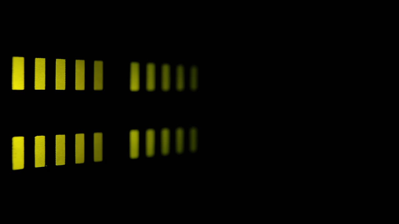 elegante medidor de luz led, midiendo decibeles, barras de transición de amarillo a rojo