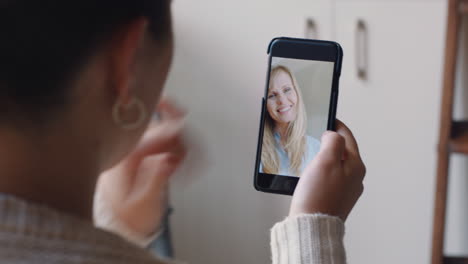 Mujer-Sorda-Que-Usa-Un-Teléfono-Inteligente-Para-Chatear-Por-Video-Con-Su-Mejor-Amiga-Comunicándose-Con-Gestos-Manuales-En-Lenguaje-De-Señas-Disfrutando-De-La-Comunicación-En-Línea