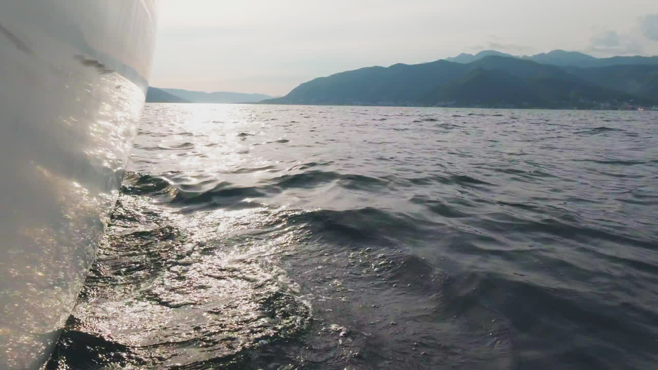 석양 바다에 보트