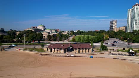 Leere-Sandstrandstadtszenendrohne