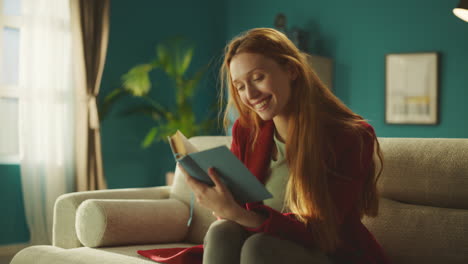 mujer sonriente leyendo un libro