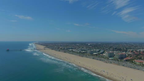 volando sobre la playa de huntington con vista al océano y pch