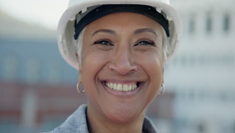 retrato de mujer en la arquitectura con una sonrisa