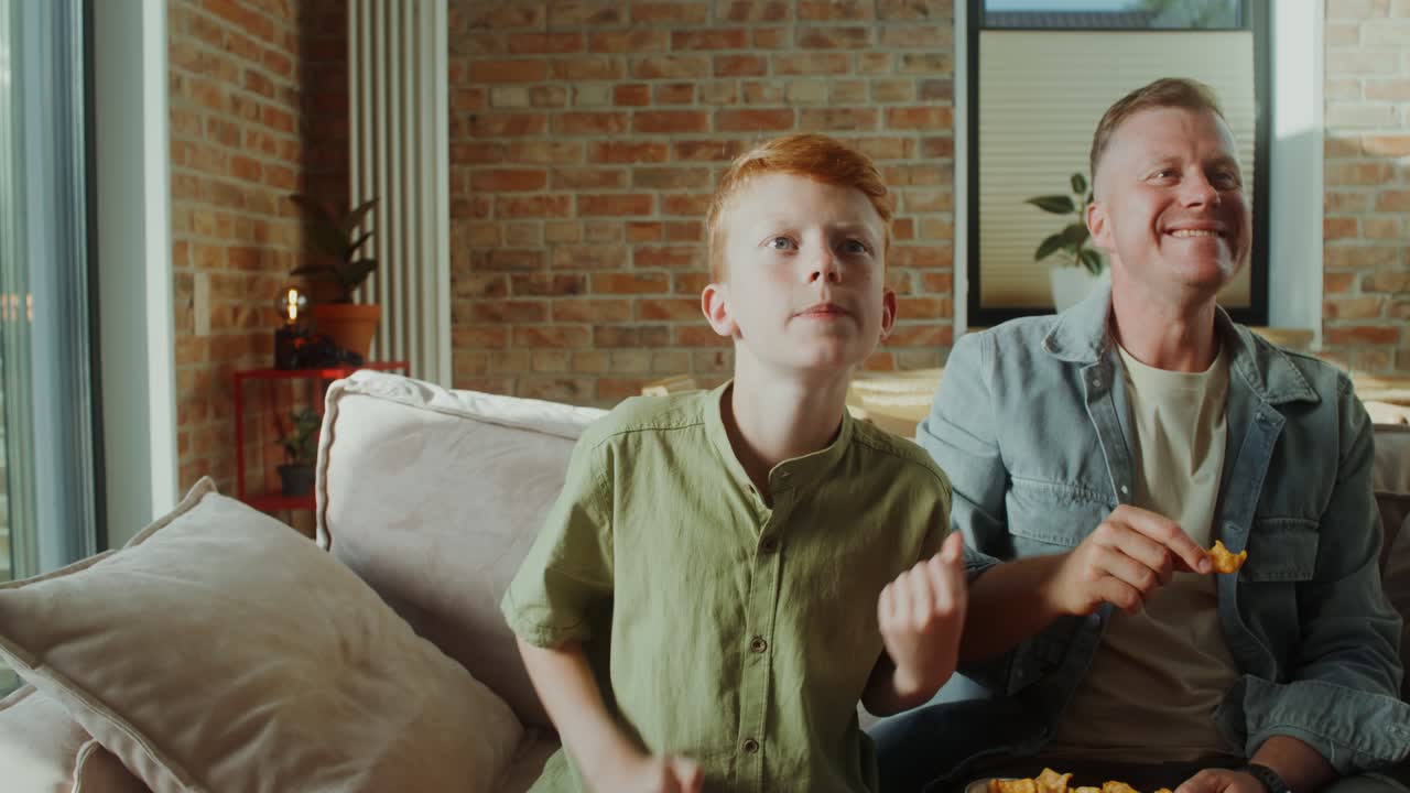 familia viendo la televisión y comiendo bocadillos