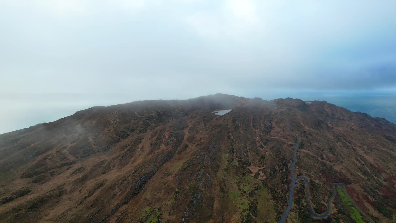 irlanda lugares épicos vista aérea del lago en la cima de la montaña en la irlanda rural invierno en las ovejas cabeza oeste corcho espléndido aislamiento tierra y mar
