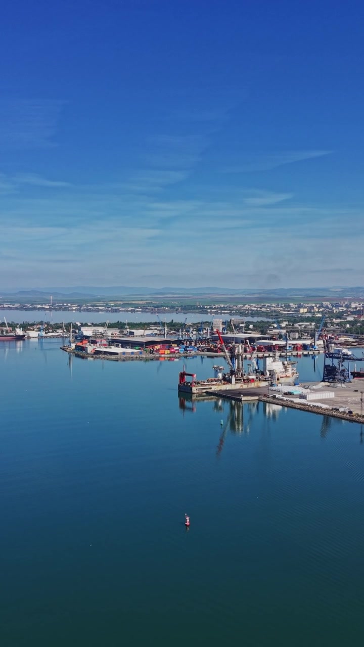 Vista del porto con navi e skyline della città sotto un cielo blu