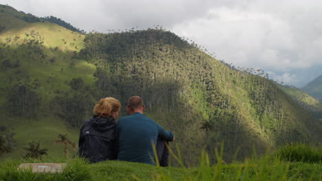 Dos-Turistas-Mirando-Su-Teléfono-Frente-A-Una-Hermosa-Vista-En-Cámara-Lenta