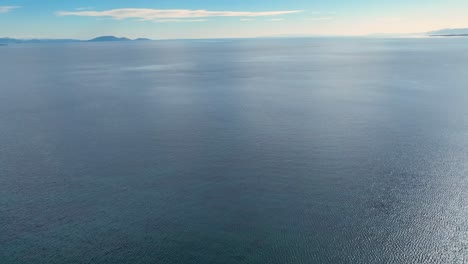 Drohnenaufnahmen-über-Dem-Ruhigen-Meer-Mit-Wolken