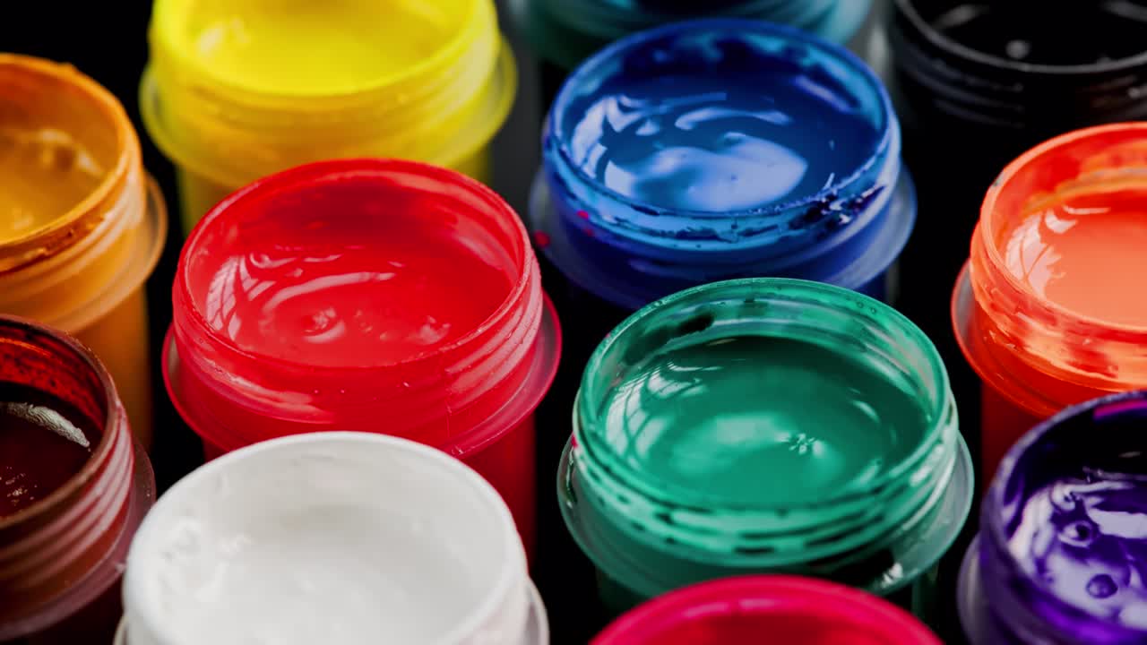 열린 작은 구아쉬 페인트 항아리의 루프 가능한 회전 클로즈업 배경