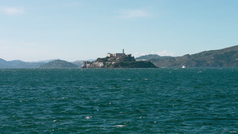 isla de alcatraz en la bahía de san francisco desde el muelle 39 en california, estados unidos