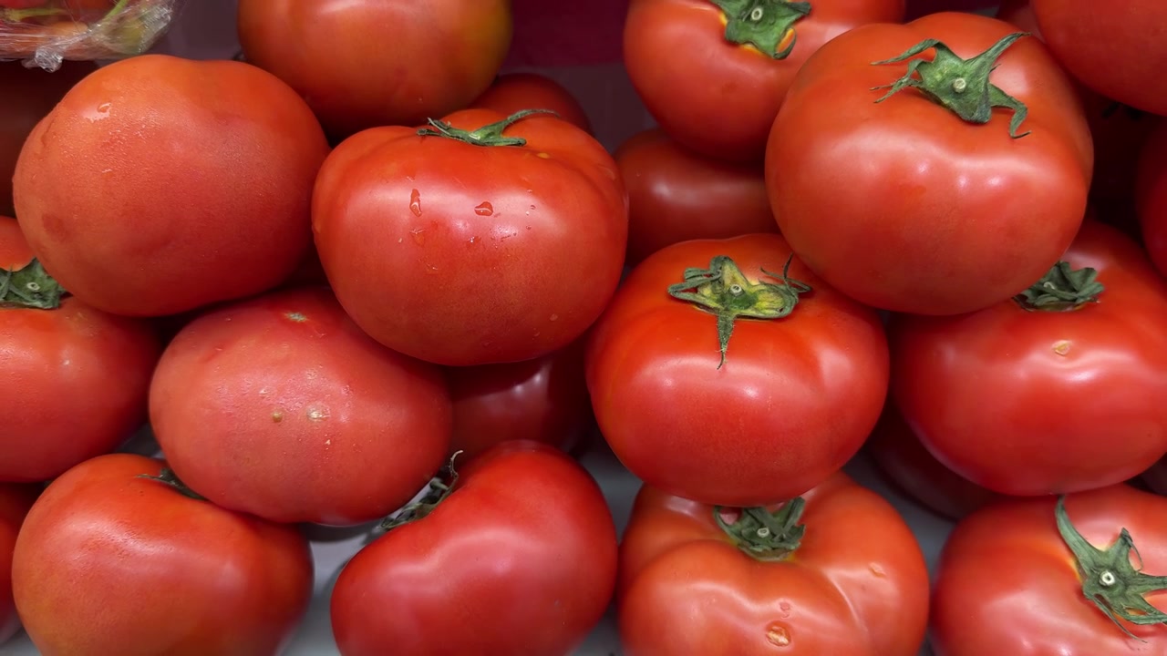 Primer Plano de Tomates Rojos Frescos con Gotas de Agua